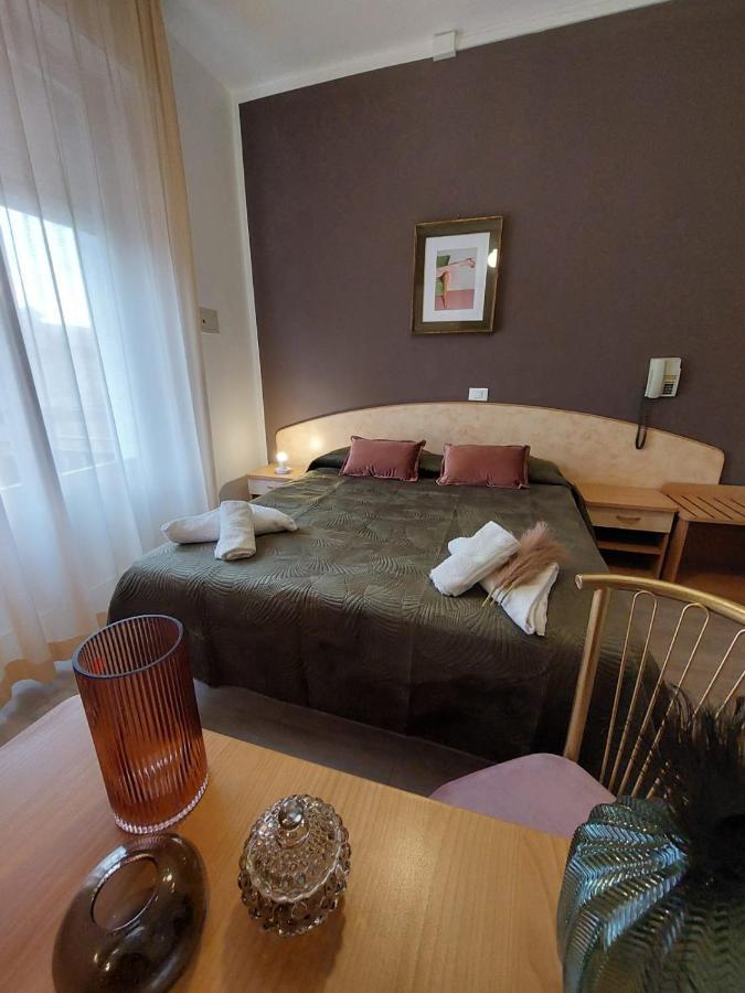 Hotel Maison Des Roses 3*